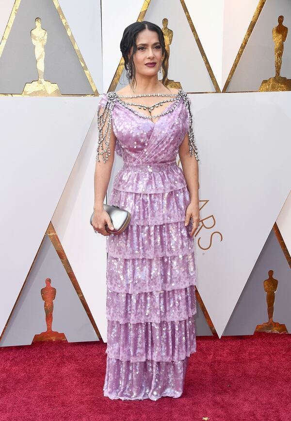 Salma Hayek eligió a la maison Gucci para asistir a los Oscar 2018. “Muy interesante el arné montado sobre los hombros de cristales”. La tendencia del drapeado y el bordado en exceso acompañaron a la actriz en esta noche