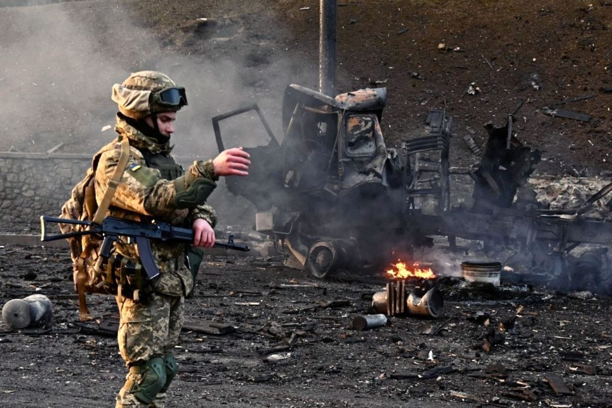 Украинский солдат в Киеве после нападения России.