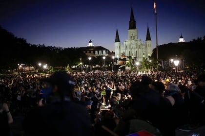 Miles de manifestantes se reúnen alrededor de una plaza durante una protesta contra la muerte de George Floyd en Minneapolis, en Nueva Orleans, Louisiana, EEUU, el 5 de junio de 2020. REUTERS/Kathleen Flynn