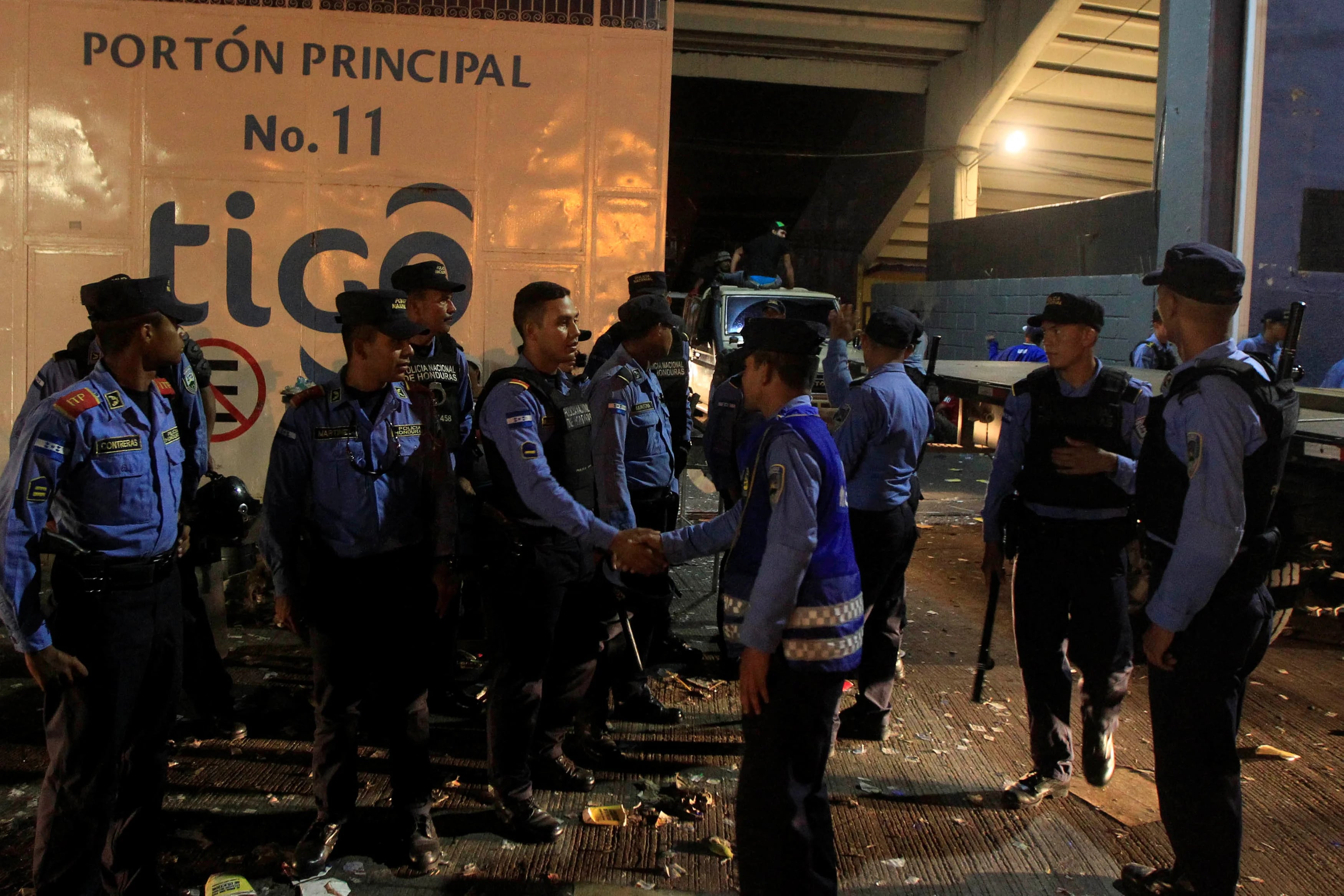 La policía local en las afueras del estadio (Reuters)