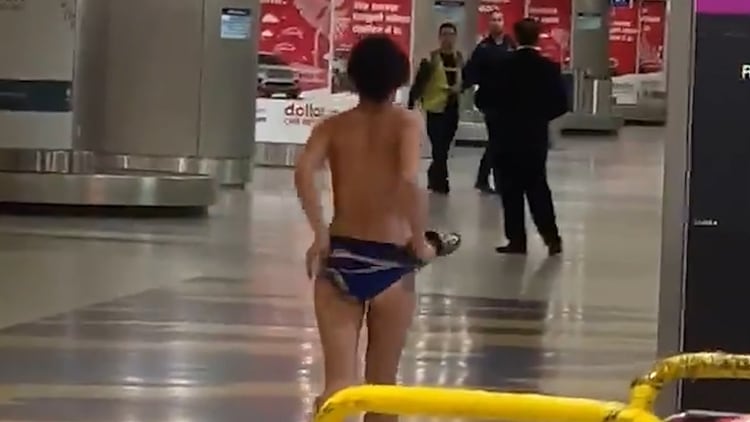 Una mujer se desnudó en el aeropuerto de Miami y el video se volvió viral. (Foto: captura de pantalla)