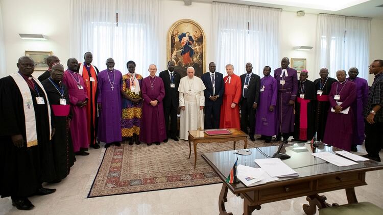Los líderes sociales, políticos y religiosos sursudaneses que participaron del retiro en el Vaticano (Foto: Vatican Media/ ­Handout vía Reuters)
