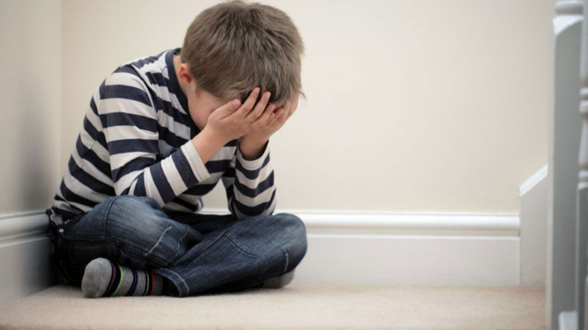 Los niños con trastorno bipolar suelen estar en un estado de ánimo depresivo o irritable la mayor parte del día, casi a diario, durante un brote de depresión