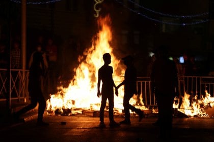 Disturbios en Jerusalén Este entre palestinos y policía israelí. REUTERS/Ronen Zvulun