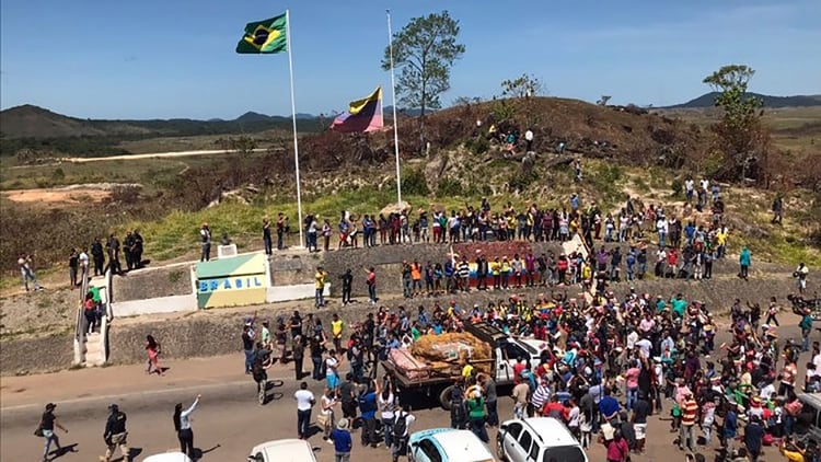 Los militares venezolanos tambiÃ©n bloquearon esta fronteraÂ (@ConflictsW)