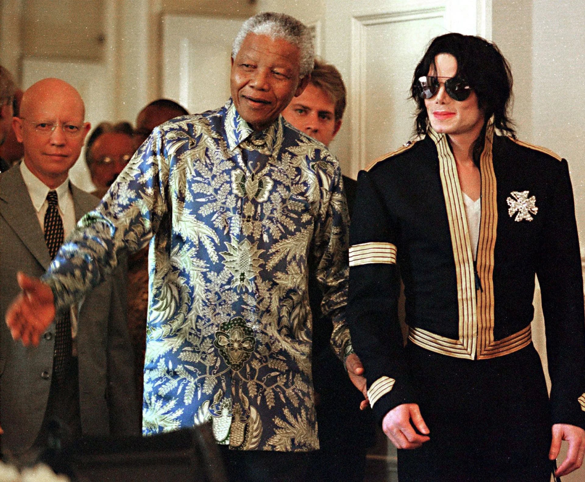Michael Jackson con el presidente de Sudáfrica, Nelson Mandela, en la conferencia de Cape Town donde el cantante anunció dos conciertos a beneficio de la fundación para niños de Mandela (Marzo de 1999)