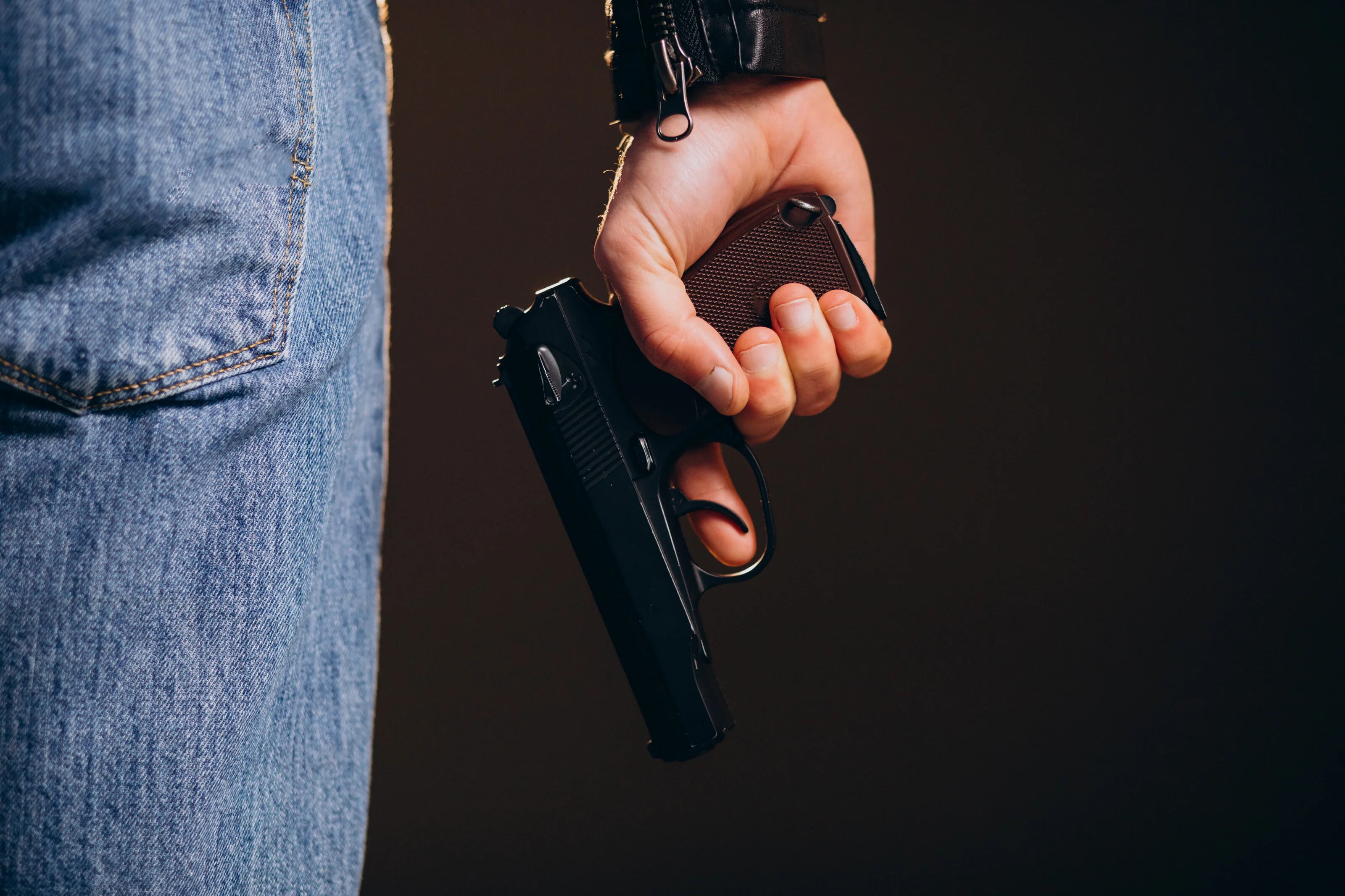 Девушке угрожают пистолетом. Полицейский с пистолетом. Подросток с пистолетом. Угроза пистолетом.