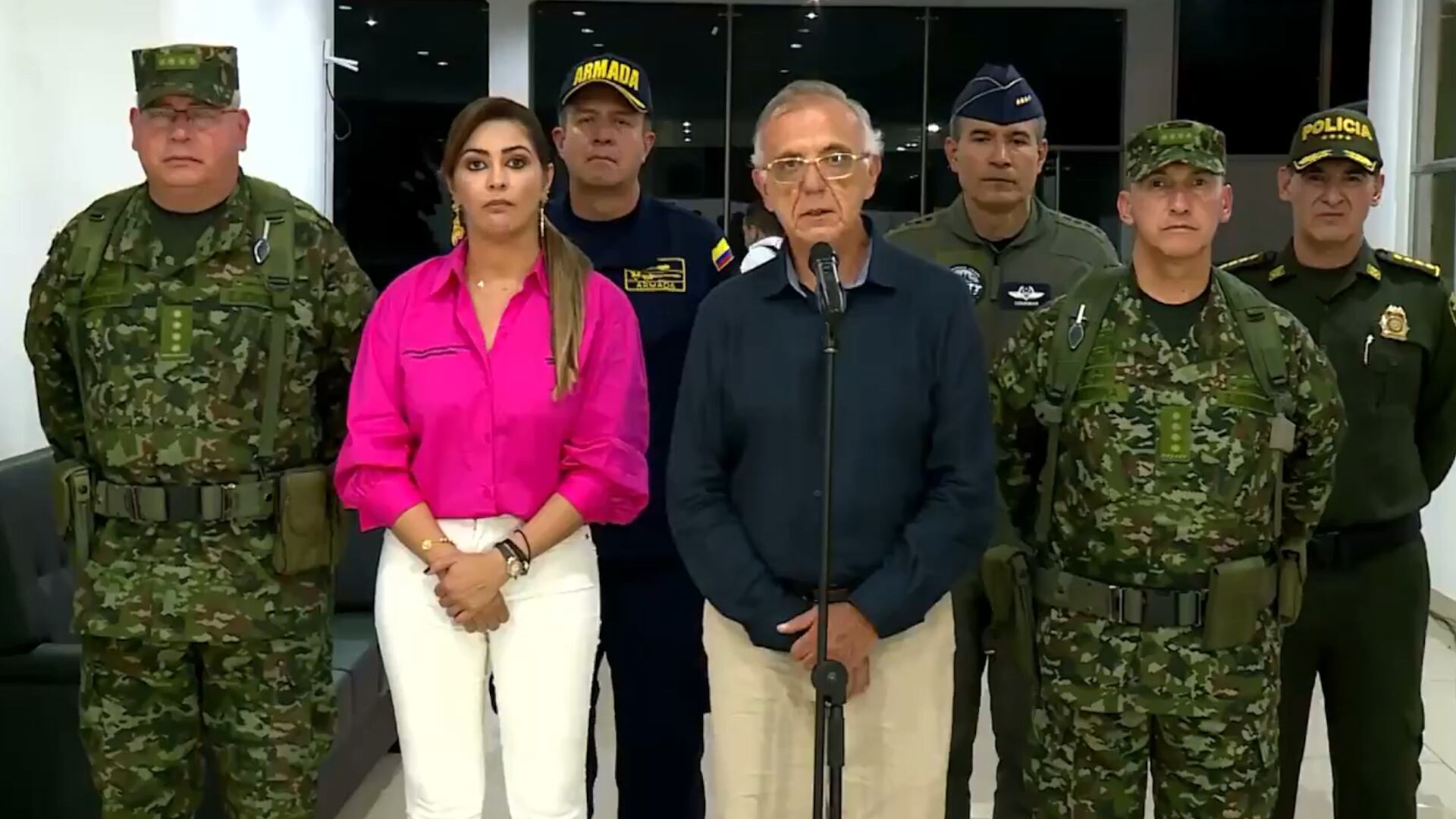 El ministro de Defensa, Iván Velásquez, y la gobernadora del Tolima, Adriana Adriana Magali Matiz, presidieron un consejo de seguridad ante el incremento de la extorsiones en ese departamento. (Crédito: Ministerio de Defensa)