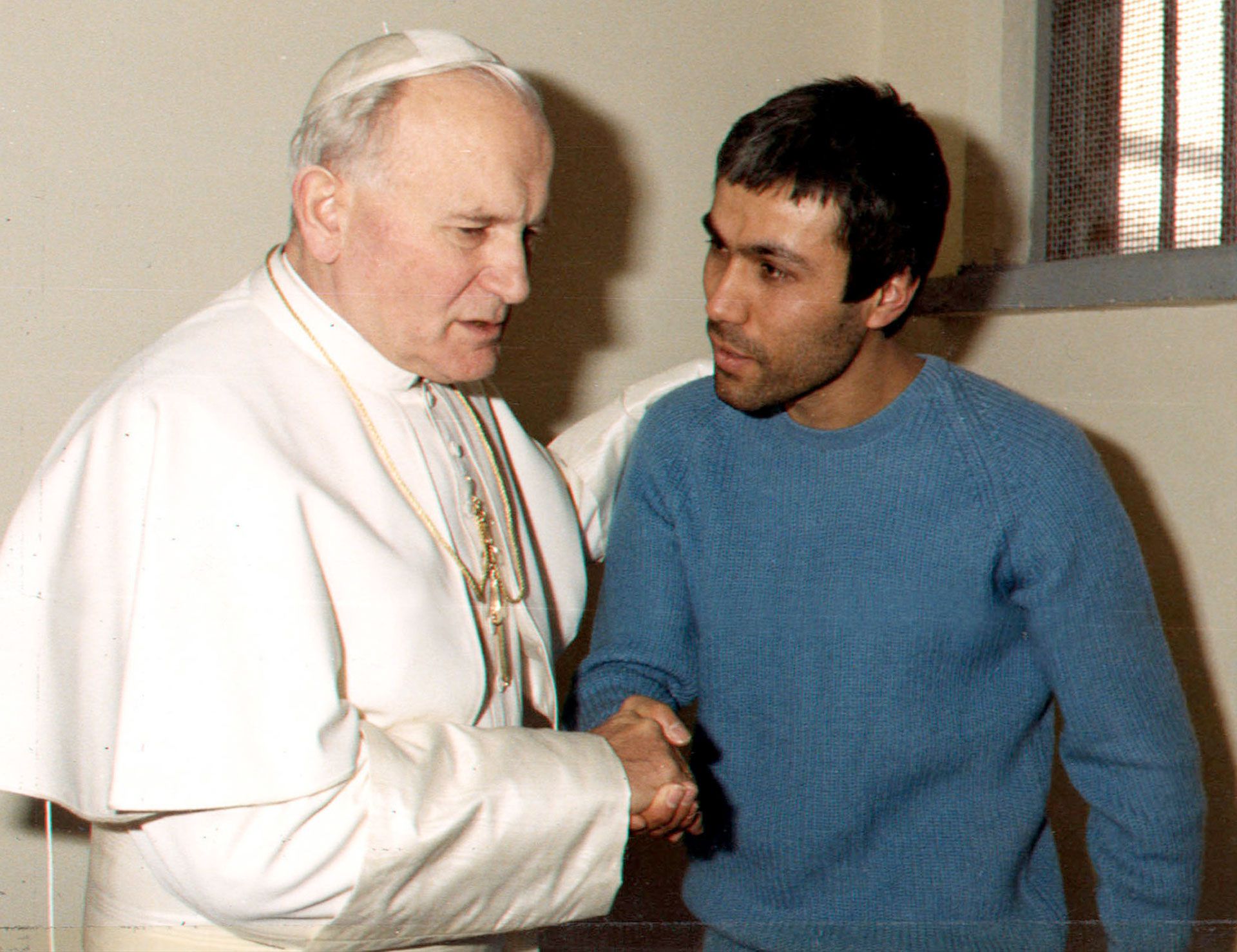 Juan Pablo II visitó en su celda a Agca, lo escuchó y lo perdonó. Décadas después Agca dijo que intentó obtener la ciudadanía polaca como homenaje al Papa