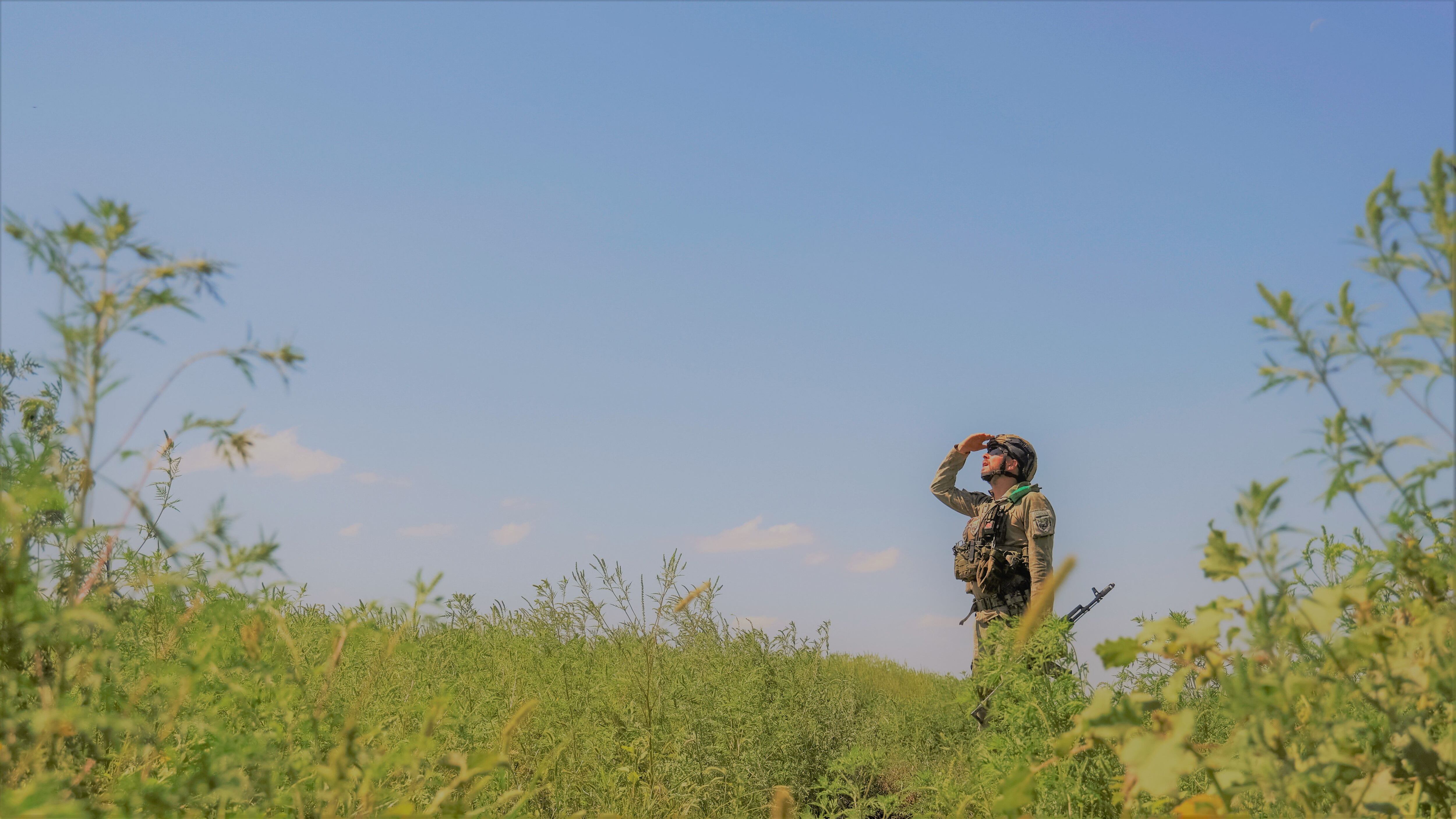 Un miembro de una unidad de defensa aérea de la guardia fronteriza ucraniana permanece en su posición en una línea del frente, en medio del ataque de Rusia a Ucrania, en la región de Donetsk, Ucrania 9 de agosto de 2023. REUTERS/Oleksandr Ratushniak/Archivo