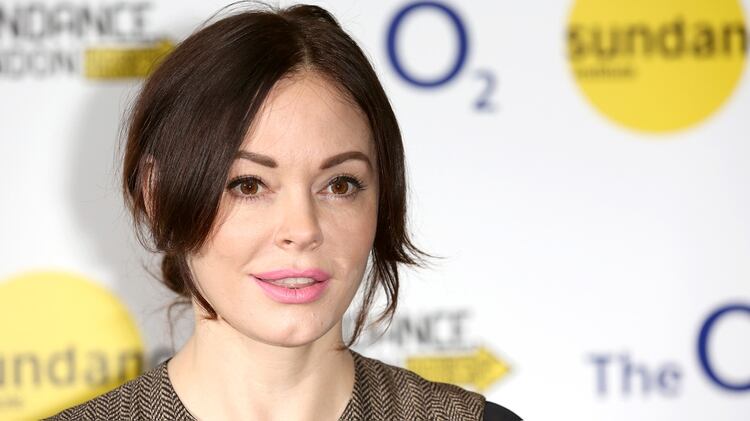 La actriz y directora de cine Rose McGowan tiempo atrÃ¡s durante un festival. HablÃ³ tras el escÃ¡ndalo sexual con un menor que involucrÃ³ a su aliada en el movimiento #MeToo Asia Argento (Getty)