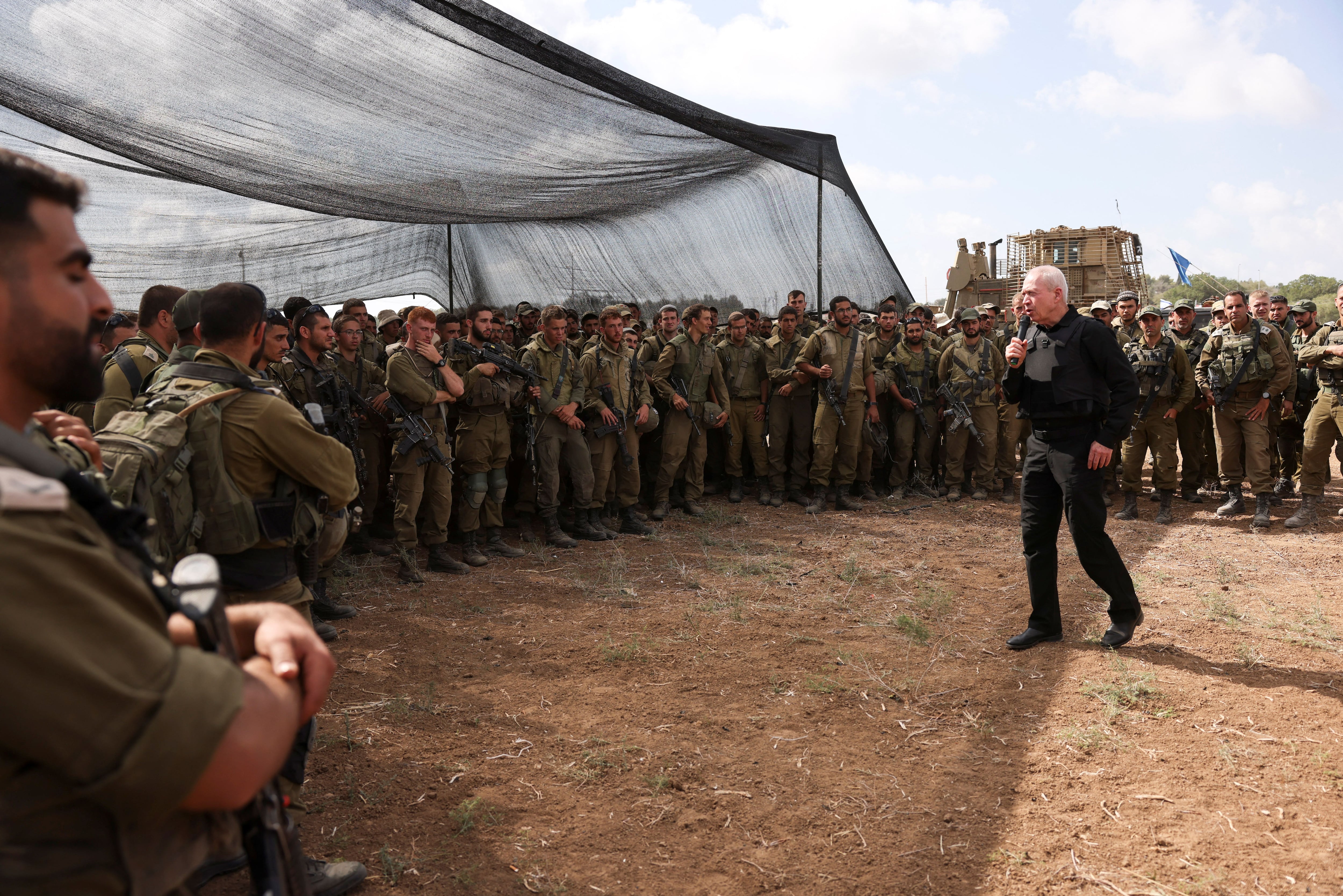 El ministro de Defensa israelí, Yoav Gallant, en una arenga a los soldados que se encuentran a acantonados en la frontera con Gaza.  (REUTERS/Ronen Zvulun)