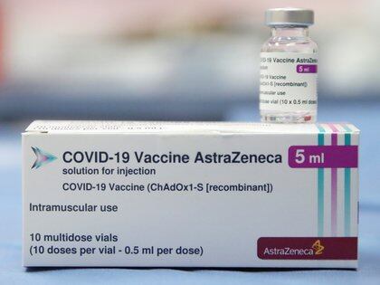 La OMS otorgó la aprobación de emergencia a la vacuna contra el COVID-19 de AstraZeneca y Oxford (REUTERS/Yves Herman)