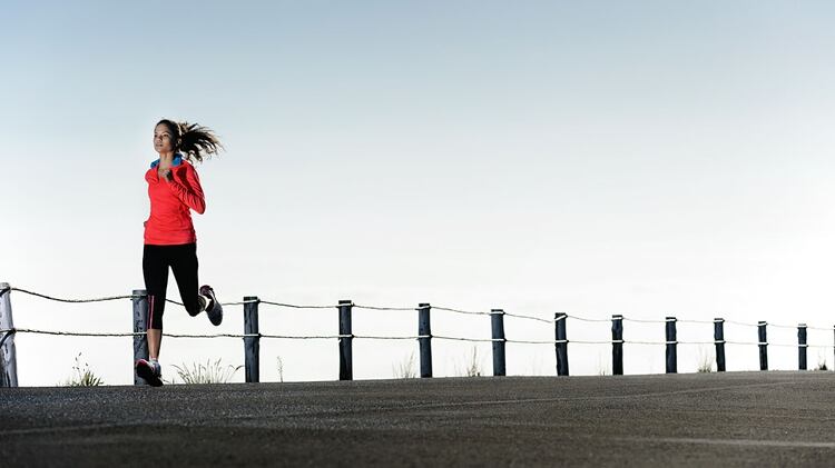 Entre sus beneficios se encuentra mejorar el rendimiento deportivo (Shutterstock)