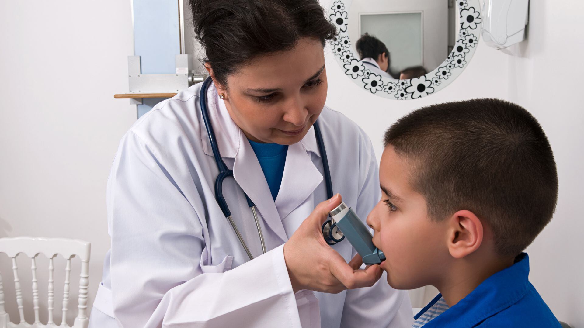 Educación y participación de la familia en el tratamiento del asma, factores clave en el manejo exitoso de la enfermedad (iStock)