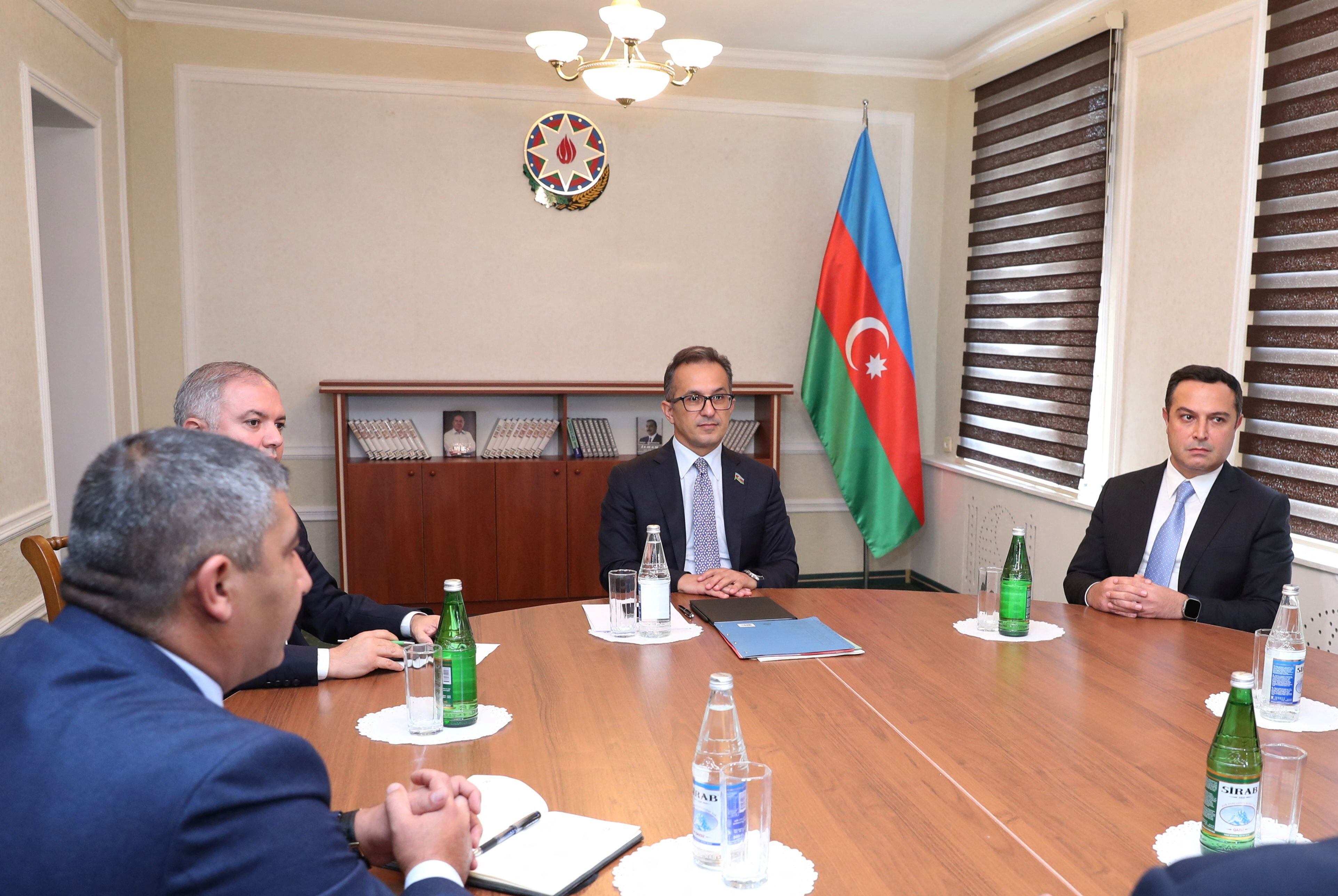 Los representantes de Azerbaiyán Ramin Mammadov, Bashir Hajiyev e Ilkin Sultanov asisten a las conversaciones con miembros de la delegación de armenios étnicos de Nagorno-Karabaj en la ciudad de Yevlakh, Azerbaiyán 21 de septiembre 2023. REUTERS/Stringer 