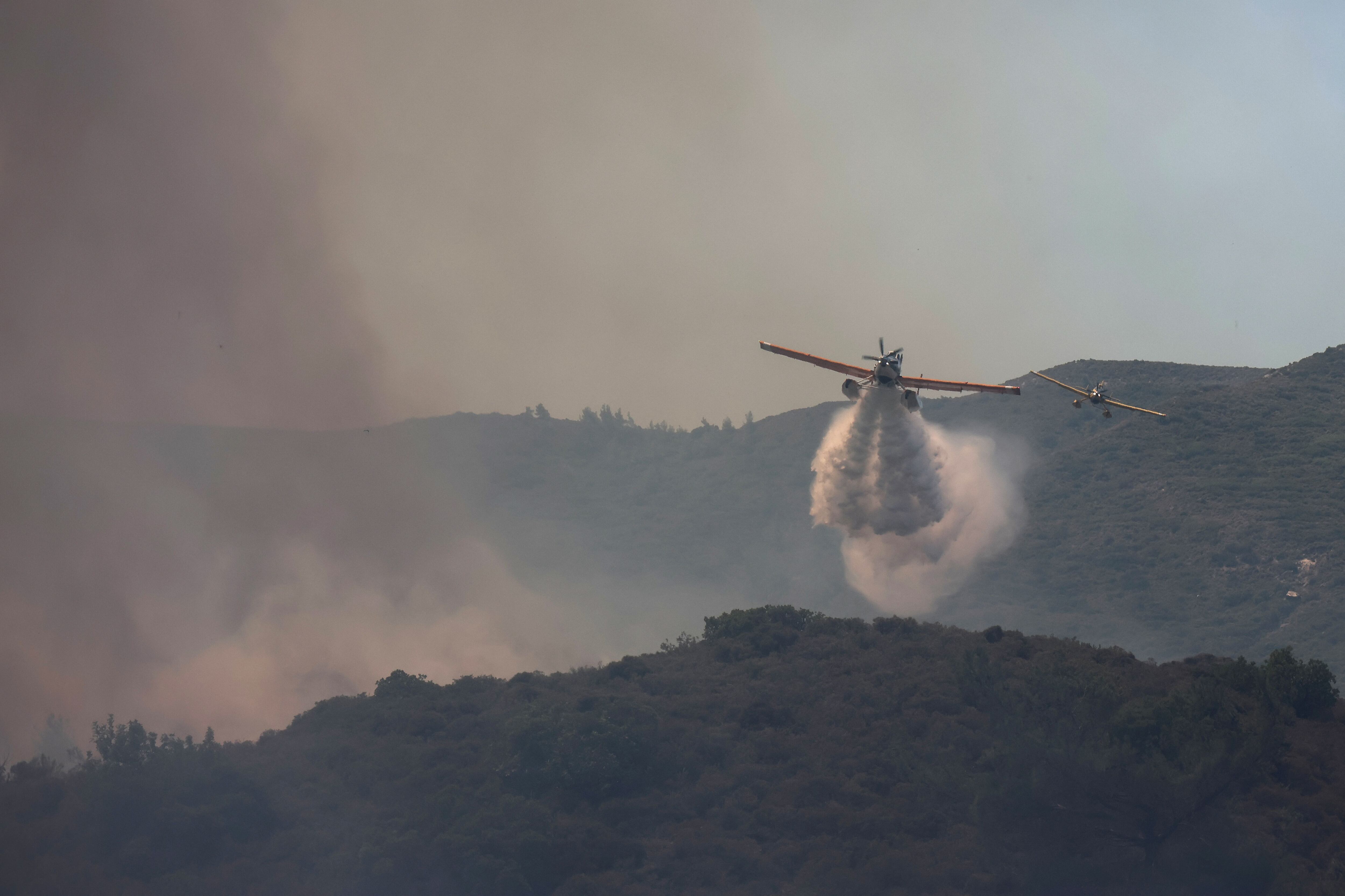 Un avión combate el incendio en Vati, en la isla de Rodas (Reuters)