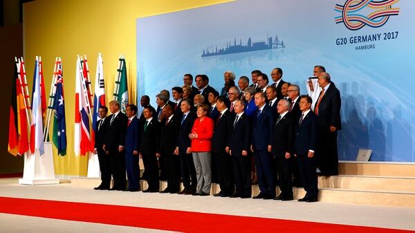 La foto de familia del G20 en Hamburgo reúne a los principales líderes del mundo. (Reuters)