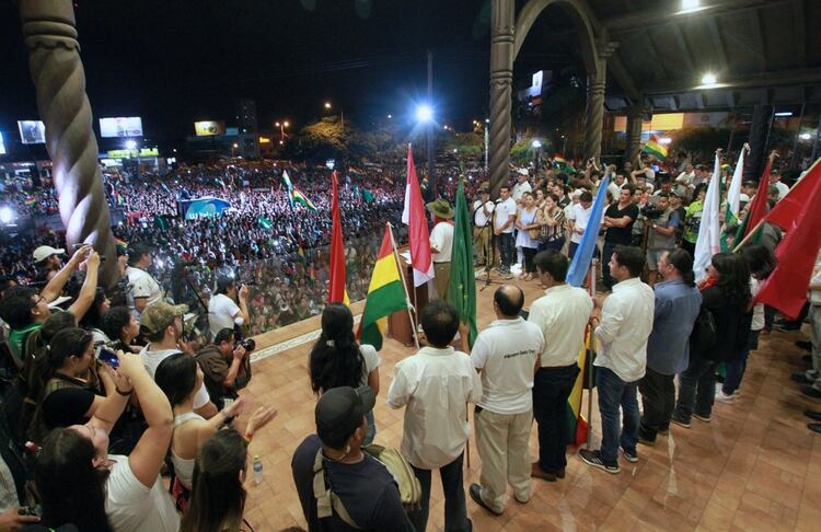 Acto del Comité de Defensa de la Democracia (Conade) en Santa Cruz, el sábado (AFP)