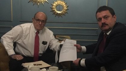 El parlamentario ucraniano Andrri Derkach se reunió con el abogado de Donald Trump, Rudy Giuliani, a fines de 2019 (Cortesía de Andriy Derkach a través de REUTERS)
