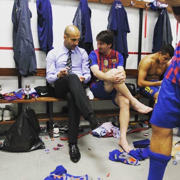 Pep Guardiola junto a Lionel Messi en el vestuario