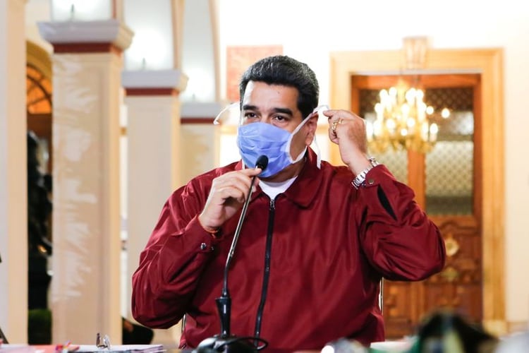 El dictador Nicolás Maduro usa una mascarilla mientras habla durante una reunión en el Palacio de Miraflores en Caracas, Venezuela Marzo 13, 2020. (Palacio de Miraflores/Reuters)