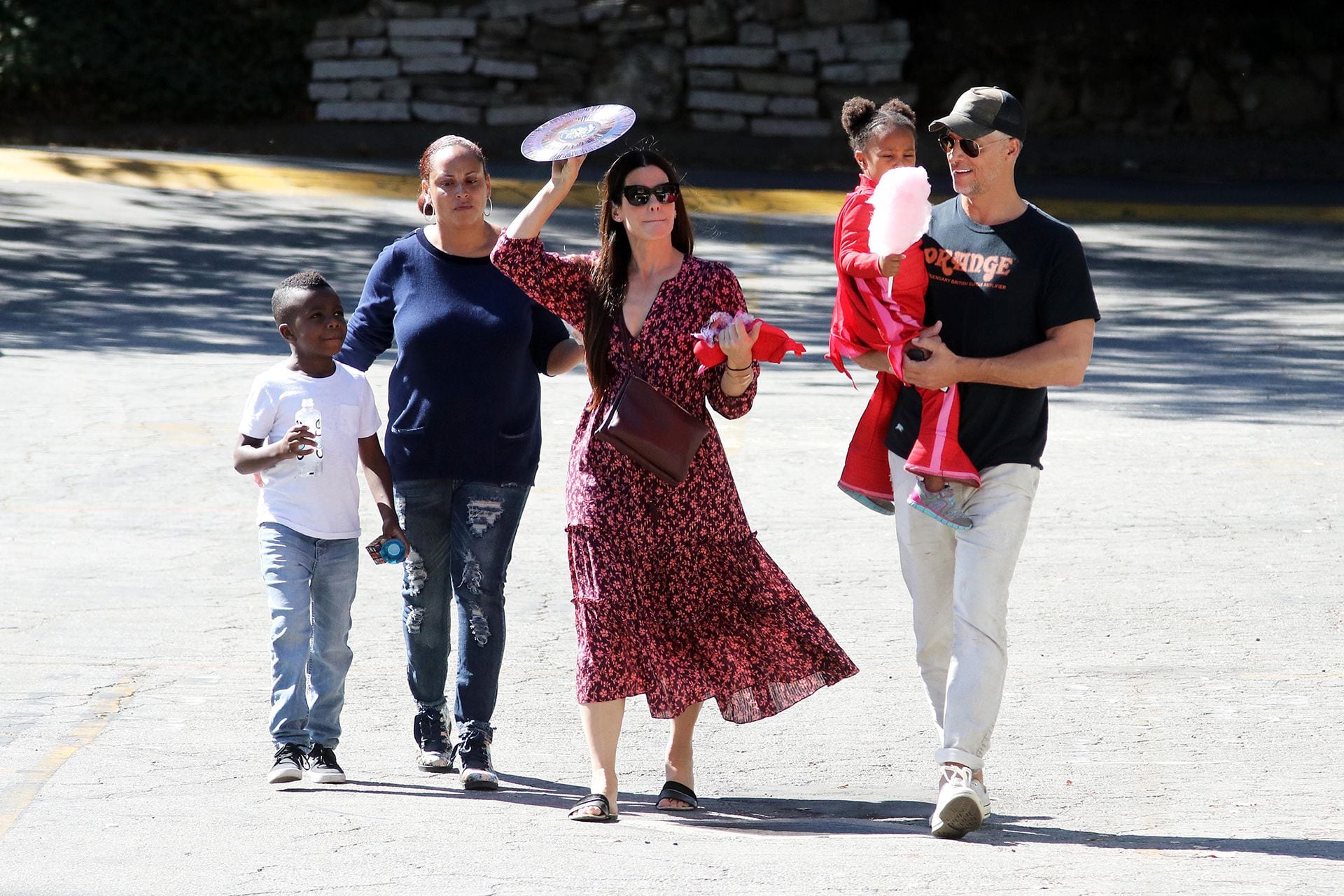 Sandra Bullock y su novio, Bryan Randall, salen con sus hijos en Los Ángeles. Los Angeles, October 22, 2017. Photo © 2017 The Image Direct/The Grosby Group

