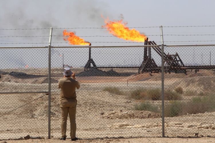 Un periodista retrata el campo petrolero de la zona (Reuters)