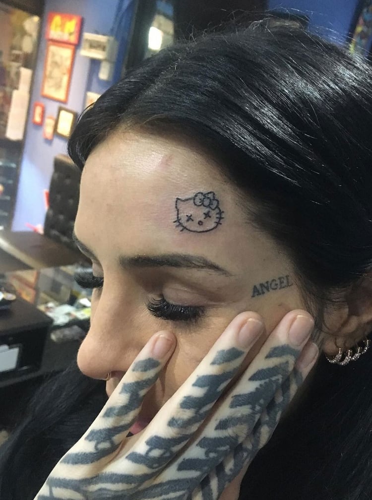 La joven se tatuó el personaje de Hello Kitty (@elivandequilmes) 