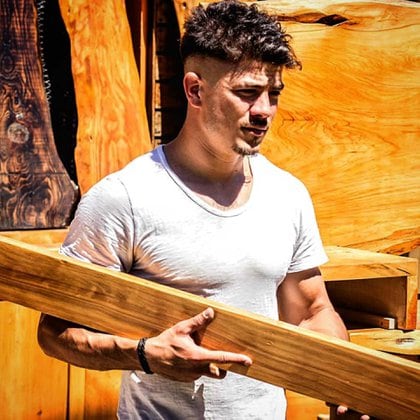 Nahuel trabajando con la madera