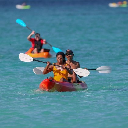 Michelle y Barack Obama remando en un kayak cerca de la isla de Oahu (Grosby)