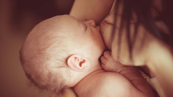 La lactancia materna debe comenzar dentro de la primera hora de vida del niño (Shutterstock)