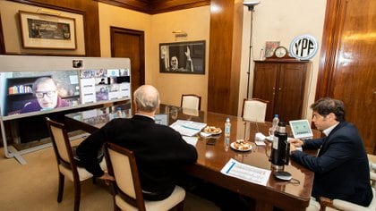 Губернатор провинции Буэнос-Айрес Аксель Кисильоф и министр здравоохранения Даниэль Голлан провели видеоконференцию с экспертами.  Фото: Мариано Санда