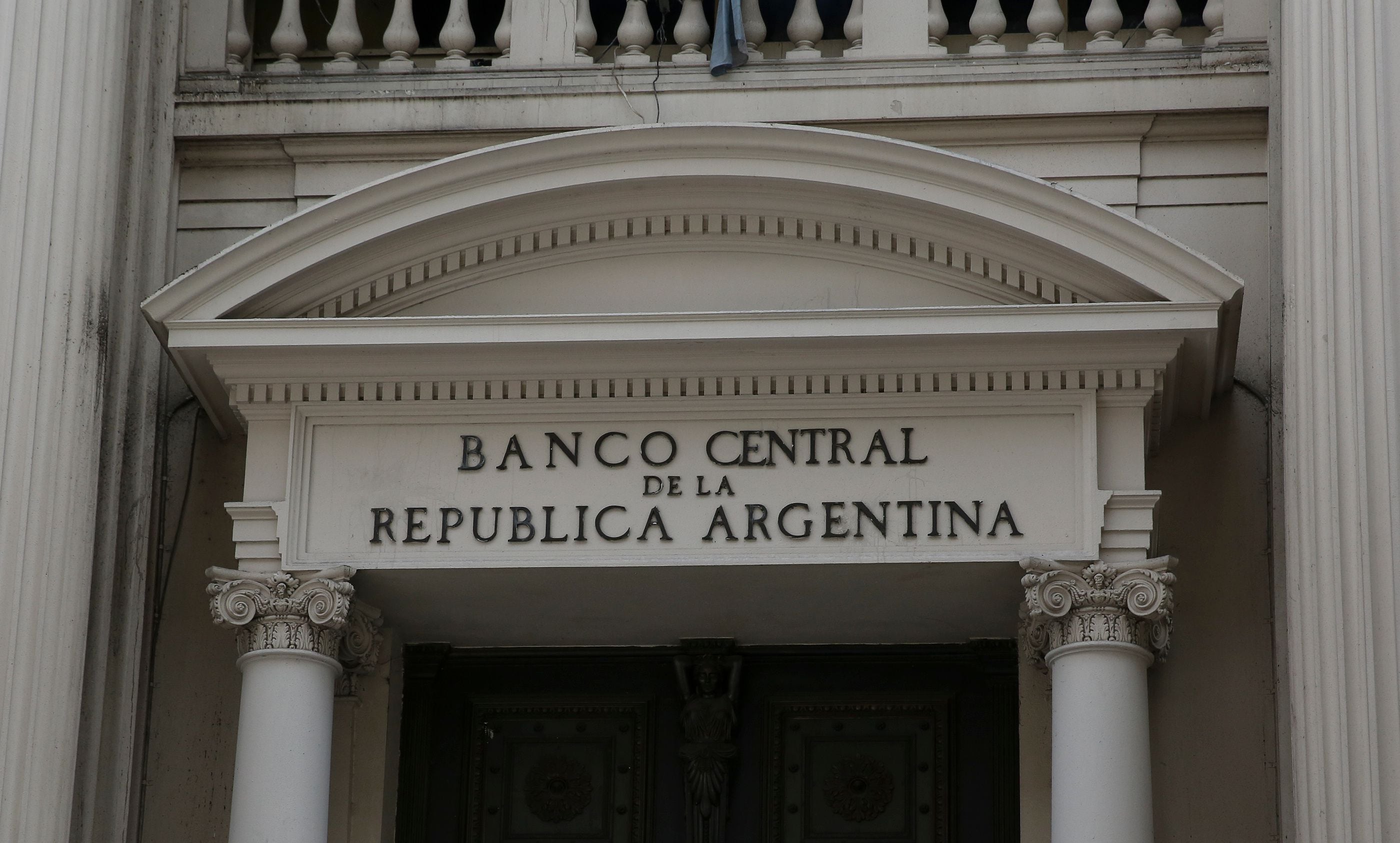 Imagen de archivo de la fachada de la sede del Banco Central de Argentina en Buenos Aires (Argentina). EFE/DAVID FERNÁNDEZ
