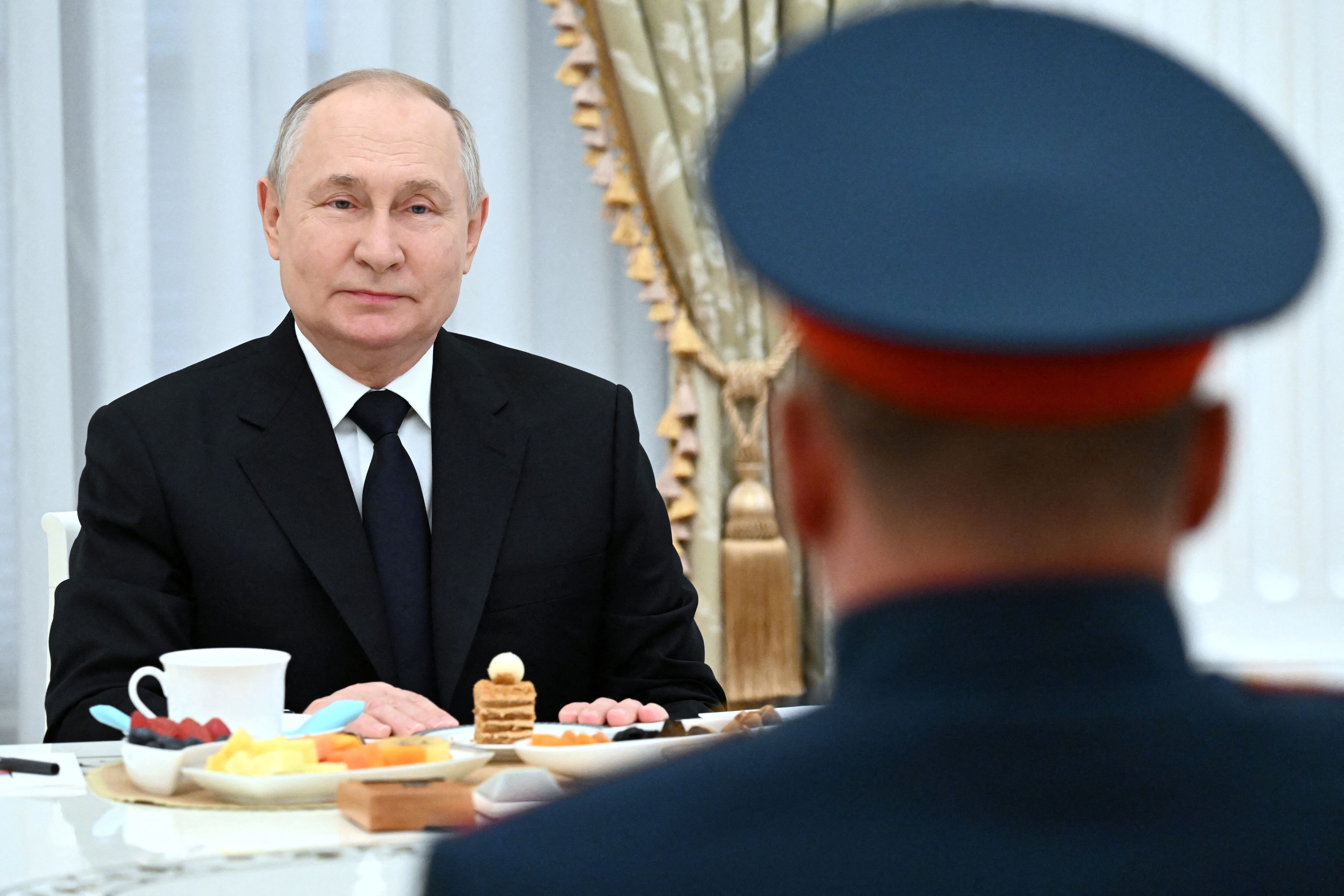 Vladímir Putin se reúne con militares rusos (REUTERS)
