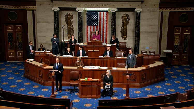 El presidente de la Comisión de Inteligencia de la Cámara de Representantes, Adam Schiff, habla mientras los representantes debaten los artículos de juicio político contra el mandatario Donald Trump, en el Capitolio, Washington, el miércoles 18 de diciembre de 2019. (House Television via AP)