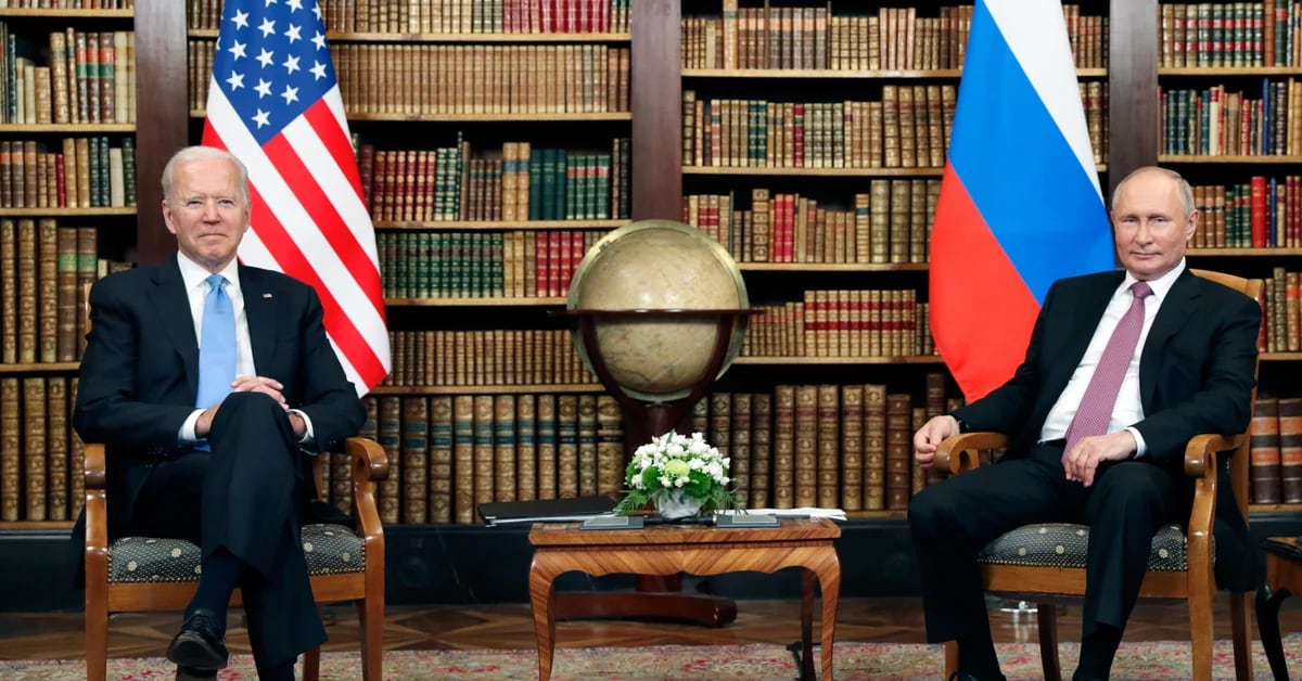 Photo of Biden sa pokúsi eskalovať konflikt na Ukrajine diplomaciou, pripravuje sa však na postup ruských jednotiek