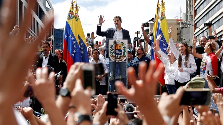 Juan Guaidó, al jurar este miércoles como presidente interino de Venezuela (Reuters)