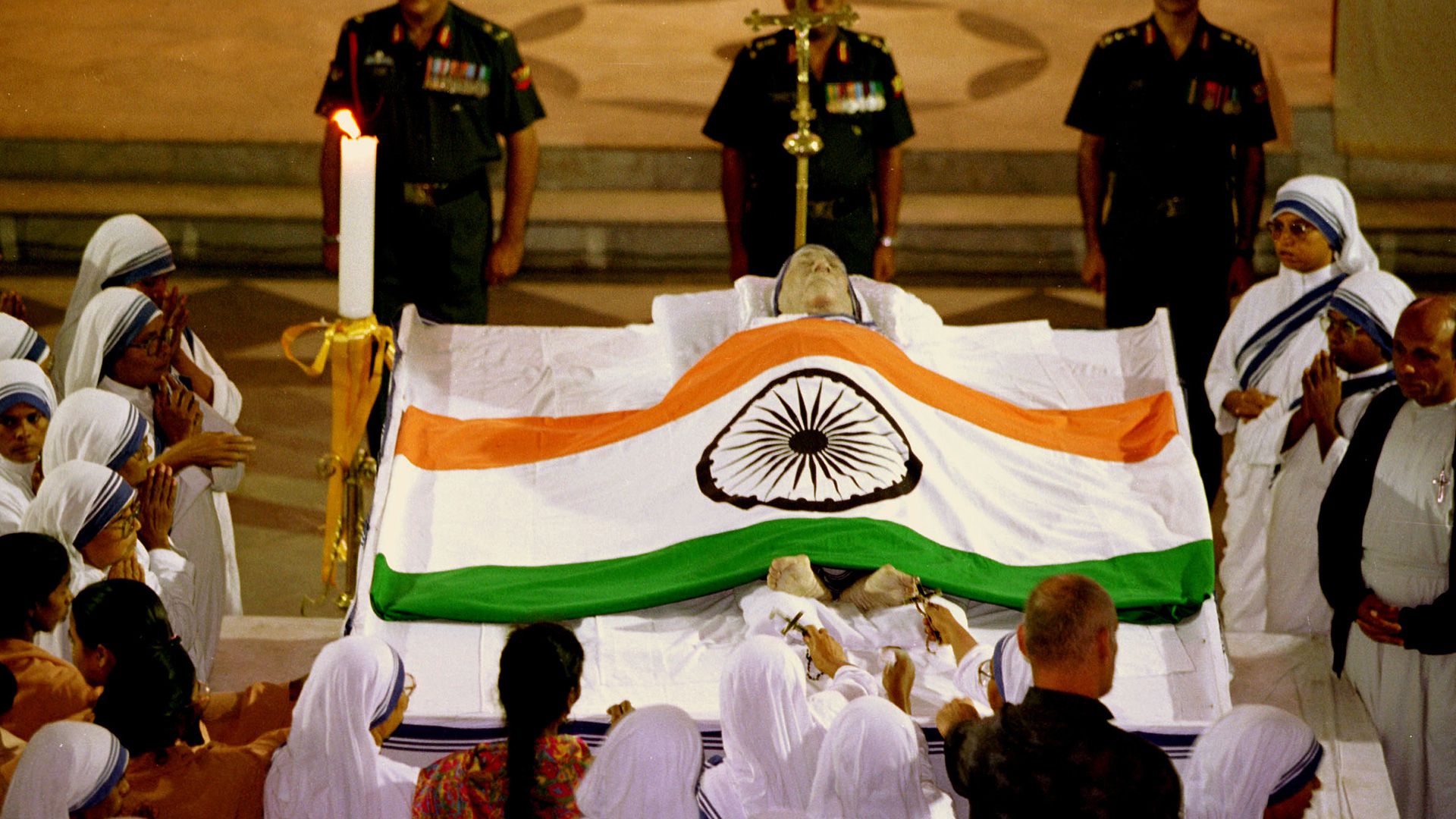 La madre Teresa de Calcuta recibió un funeral de estado por parte de India, sólo comparable a los que tuvieron lugar tras la muerte de Gandhi y Nehru (Patrick Robert/Sygma/CORBIS/Sygma via Getty Images)