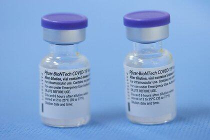 Frascos con la vacuna de Pfizer-BioNTech contra el COVID-19 se ven en un centro de vacunación en Ginebra, Suiza, Febrero 3, 2021.  REUTERS/Denis Balibouse