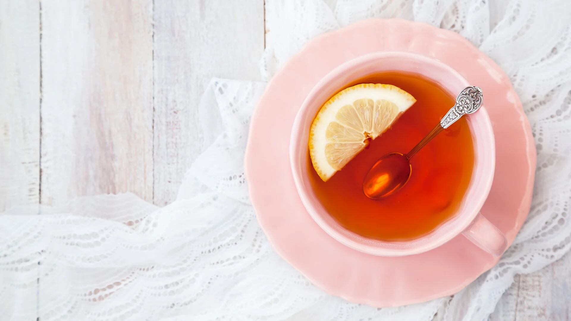 La investigación demostró que las personas que bebían al menos dos tazas de té al día tenían un riesgo de muerte menor que quienes no lo hacían (Getty Images)