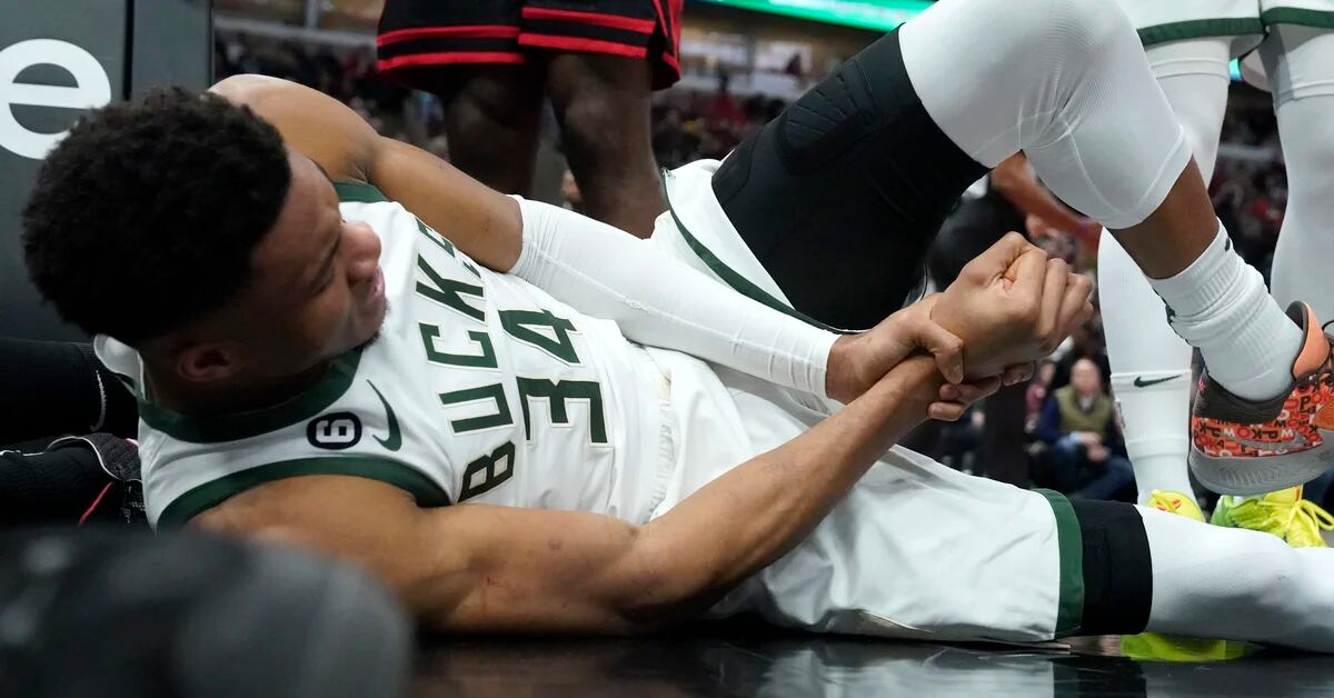 Giannis sets assist record with Bucks, but gets injured