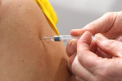 “Los ensayos clínicos nos dan esperanza, pero esto no significa necesariamente que obtengamos una vacuna” eficaz, dijo el director de la OMS (EFE/EPA/OMER MESSINGER/Archivo)
