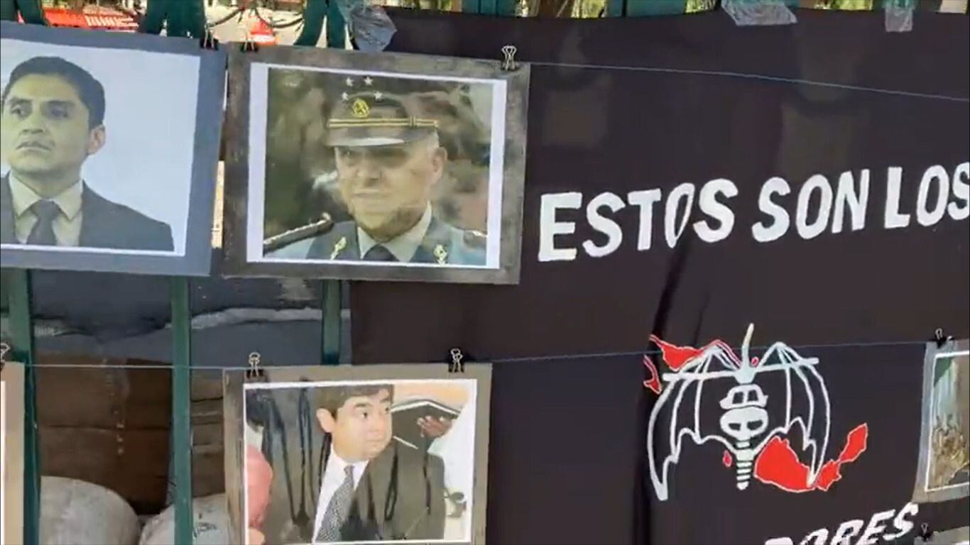 Padres de los 43 desaparecidos colocaron imágenes de presuntos responsables en el acto que ocurrió el 26 de septiembre de 2014 (X/@Pajaropolitico)