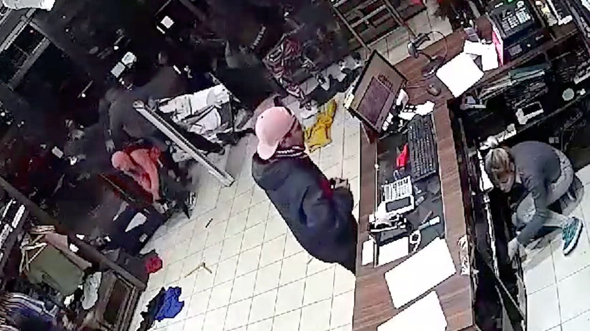 Una turba ingresó violentamente a un local comercial en el centro de Moreno 