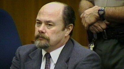 David Westerfield escucha el veredicto el 16 de septiembre de 2002 en la Corte de San Diego. El jurado recomendó la pena de muerte, pero se suspendió la pena capital en California y  18 años después continúa en prisión. REUTERS/POOL
