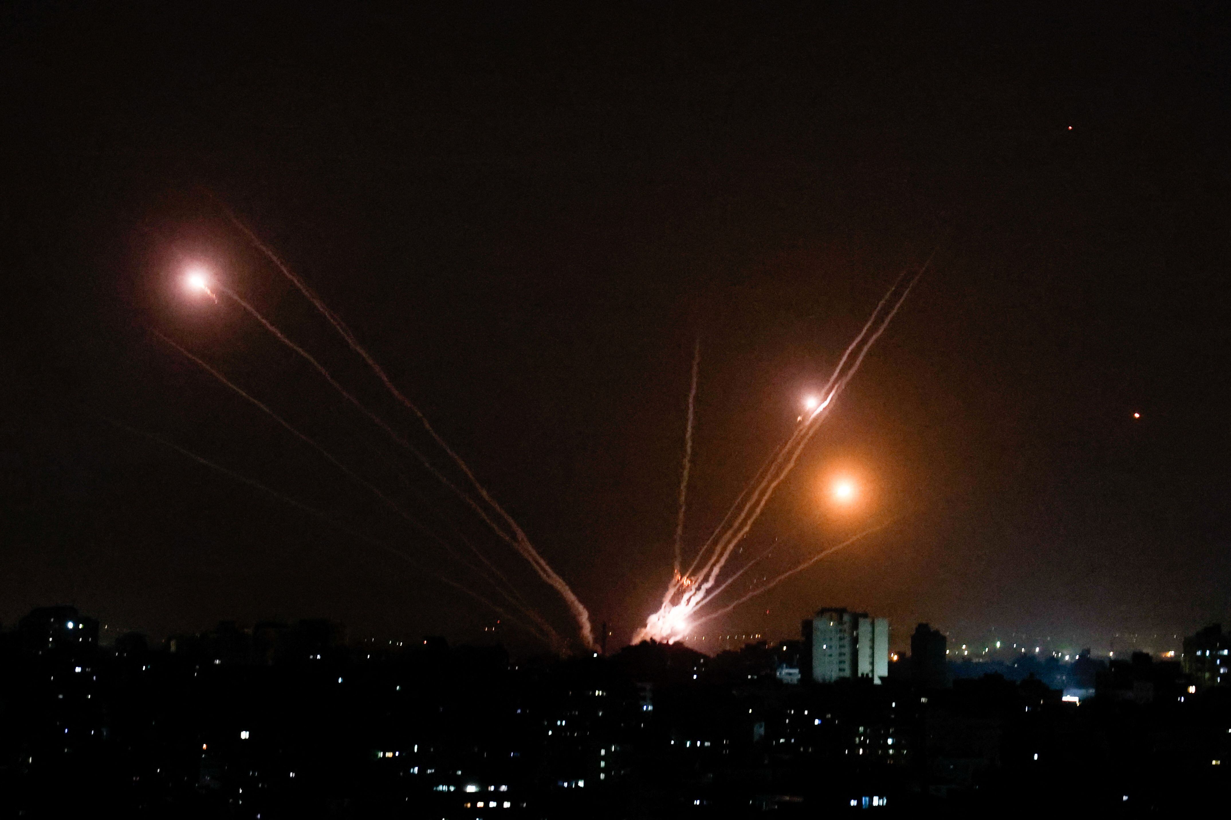 Cohetes disparados desde Gaza hacia Israel, en Gaza el 9 de octubre de 2023. REUTERS/Mohammed Salem/Archivo