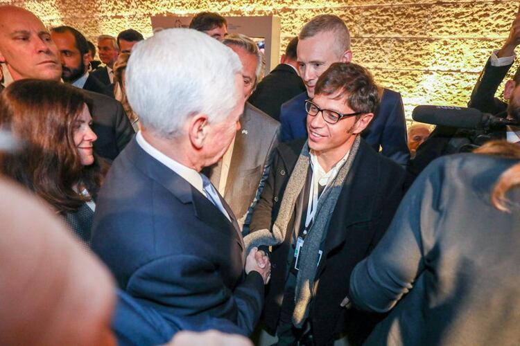 Kicillof en Jerusalén, saludando al presidente israelí. Desde allí, postergó el plazo para conseguir el consenso del 26 de enero al 5 de febrero (GPO. Estado de Israel)