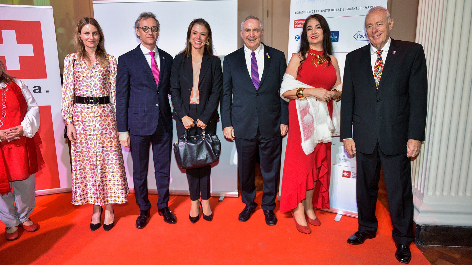 Stefanía Beltrametti junto a Siro Beltrametti, ministro consejero de la embajada de Suiza; Abigail Dressel, vicejefa de Misión en la embajada de los Estados Unidos; el embajador de los Estados Unidos, Marc Stanley; el embajador de Suiza, Hans Rüedi Bortis, y su esposa, Mónica Lorena Lofruscio