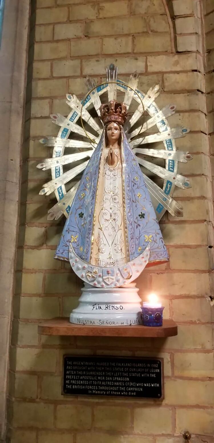La imagen de la virgen y la placa en inglés de la catedral de Aldershot que refiere a la historia de la santa patrona de Argentina